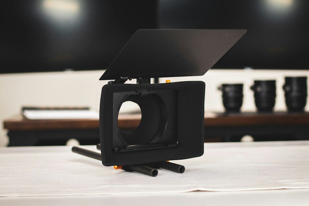 Professionelles Schnittstudio mit Kamera-Rig und Referenzmonitor