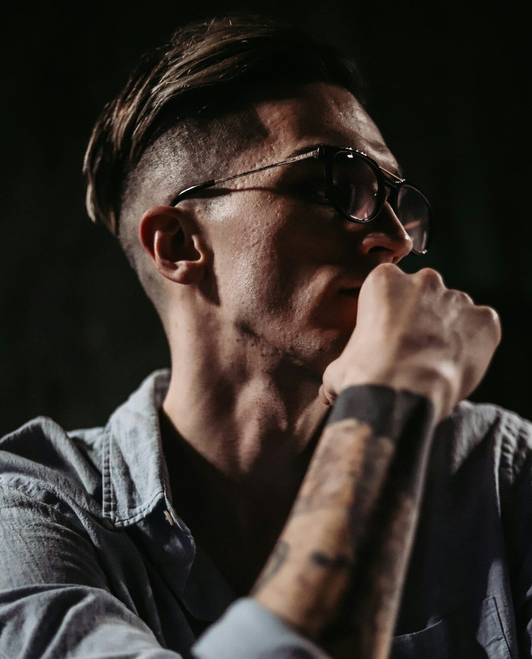 Studiofoto eines Mannes mit Brille