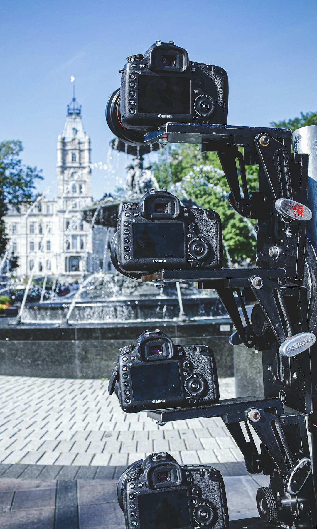 Filmcrew baut Kameraausrüstung für einen Dreh auf