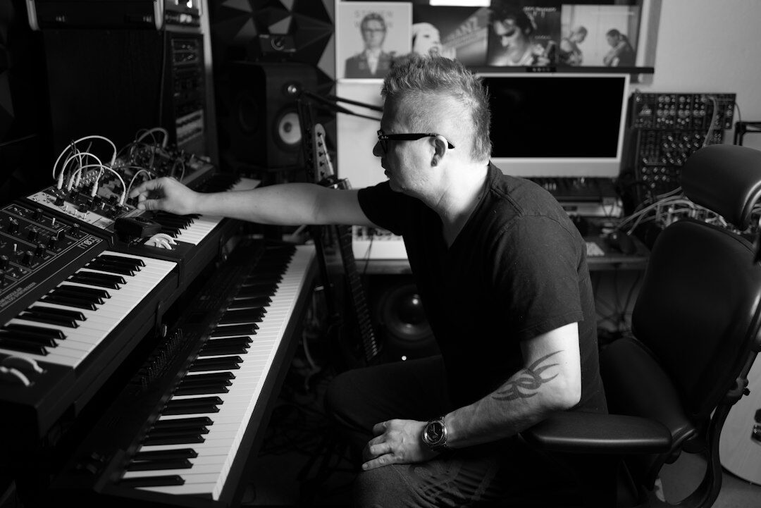 Tontechniker bedient ein Mischpult im Studio