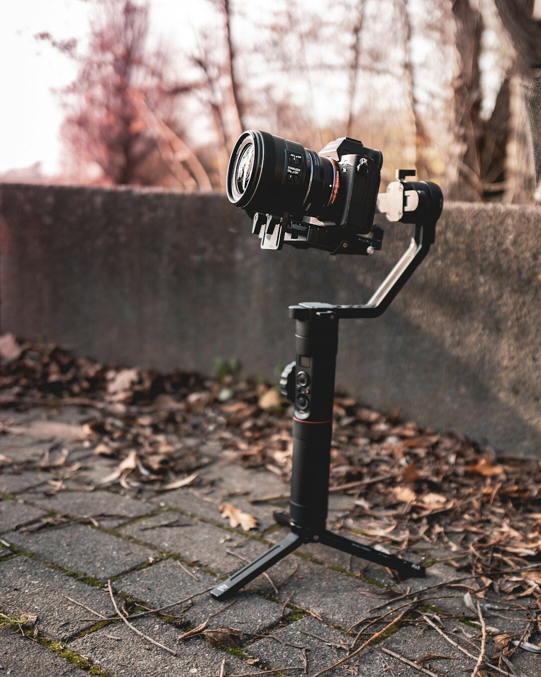 Kameramann filmt mit einem Gimbal im Freien