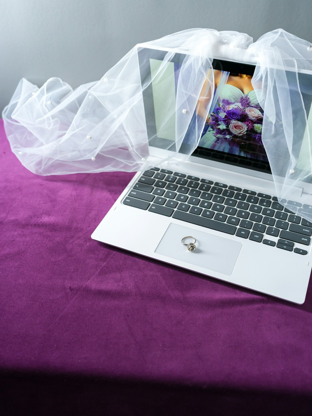 Person schneidet ein Video am Laptop mit Schnittsoftware